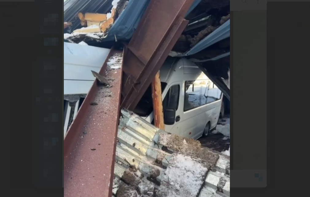 В Воскресенском округе крыша автопредприятия обрушилась на «Газели»