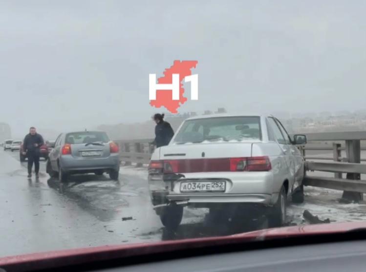 Снегопад спровоцировал массовое ДТП на метромосту в Нижнем Новгороде