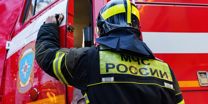 МЧС ликвидирует пожар на плавучем кране в Нижнем Новгороде