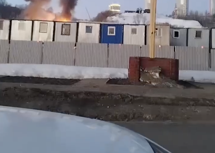 В Нижнем Новгороде под канатной дорогой загорелись строительные бытовки