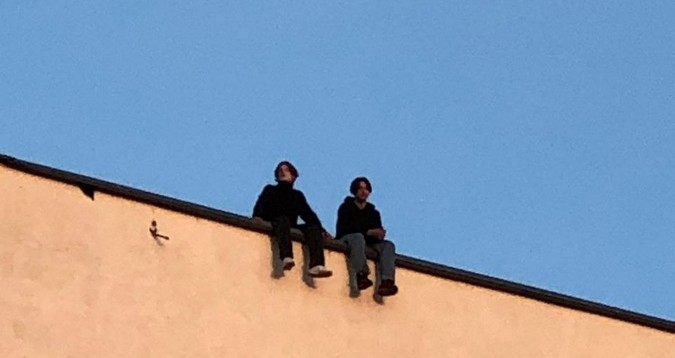 В Нижнем Новгороде волонтеры сняли подростков с заблокированной крыши дома