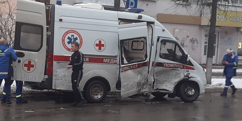 Момент жёсткого ДТП со скорой и легковушкой в центре Дзержинска попал на видео