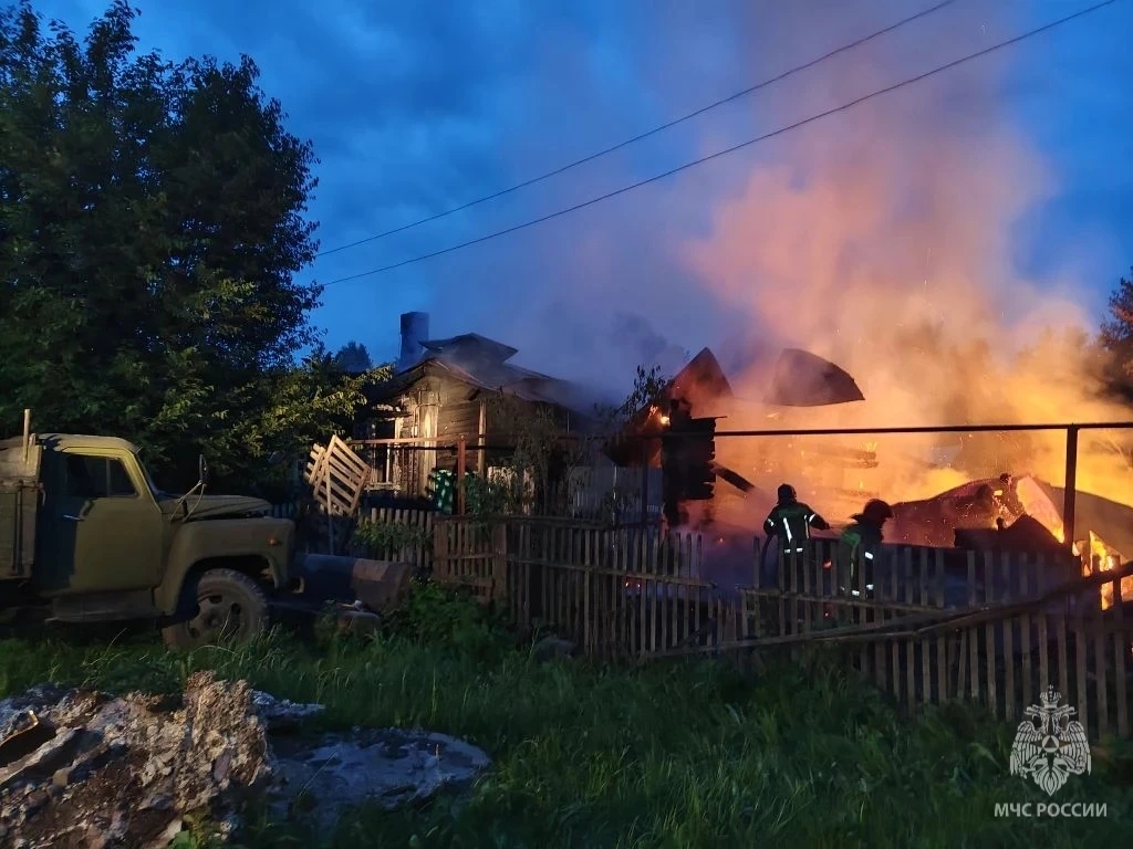 Два дома загорелись в Нижегородской области, один человек погиб
