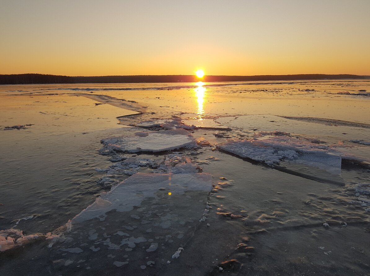 Очередной любитель зимней рыбалки провалился в воду на Горьковском море