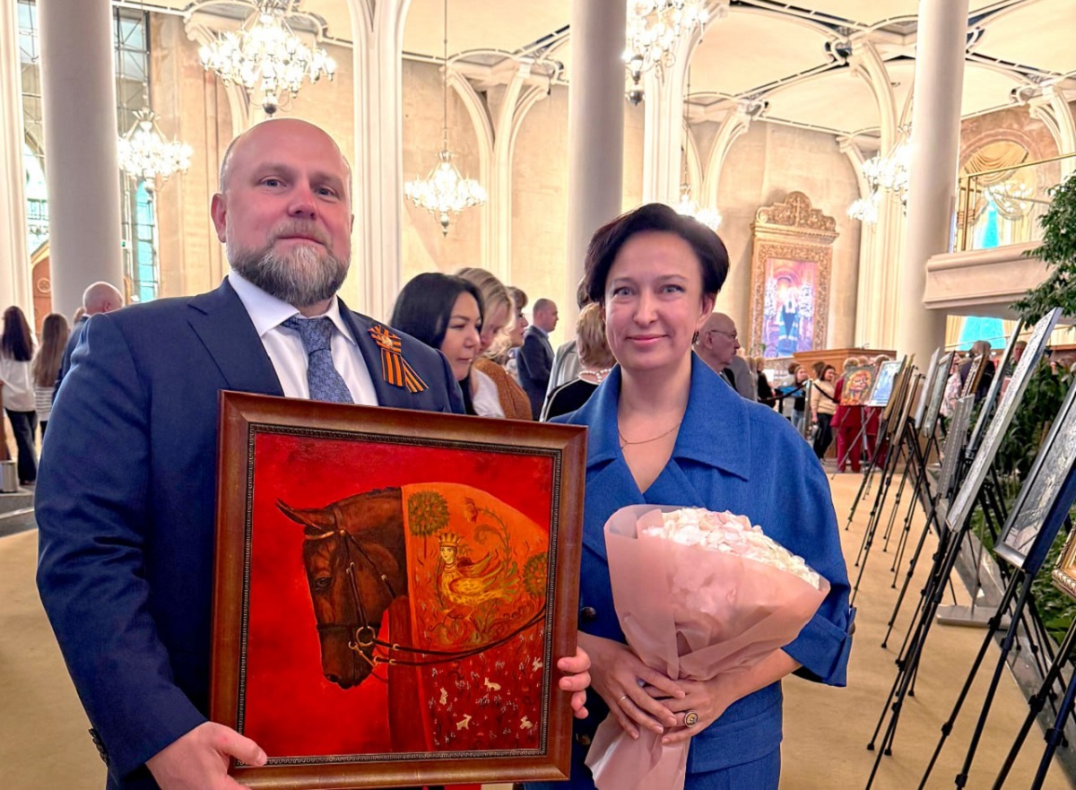 Нижегородский медик подарила министру Мурашко свою картину