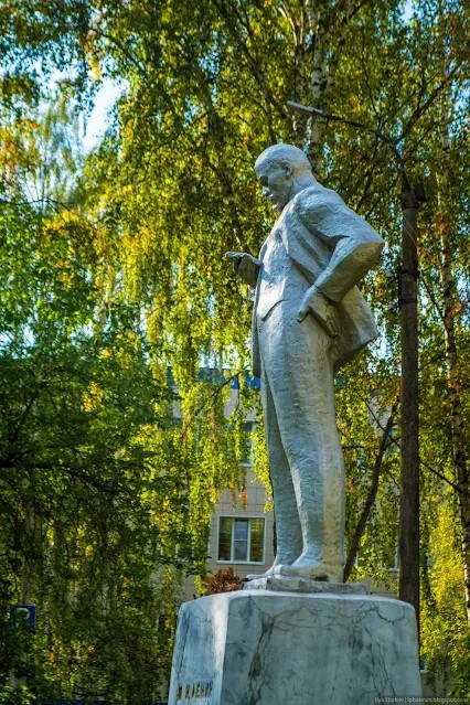 Зачем Ленин терзает гаджет: загадочный памятник в Балахне