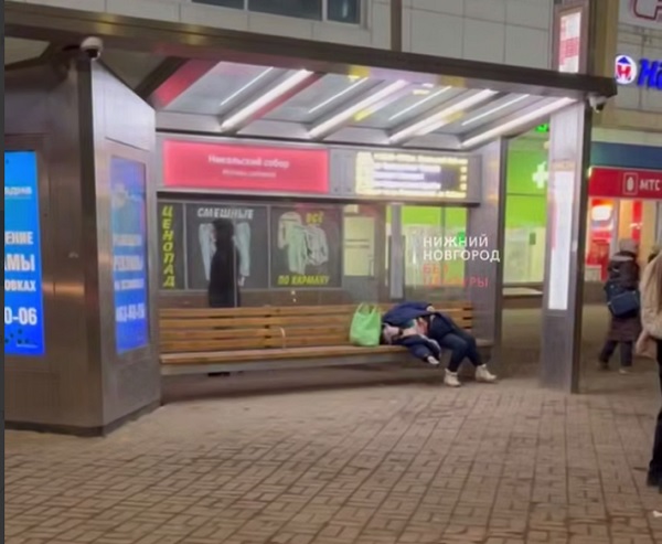 Женщина умерла на остановке общественного транспорта в Нижнем Новгороде
