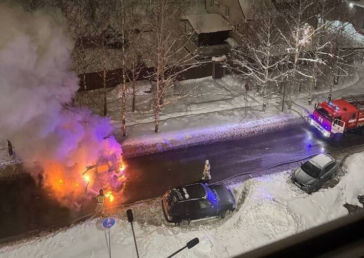 Китайский автомобиль загорелся и взорвался во время движения в Нижнем Новгороде