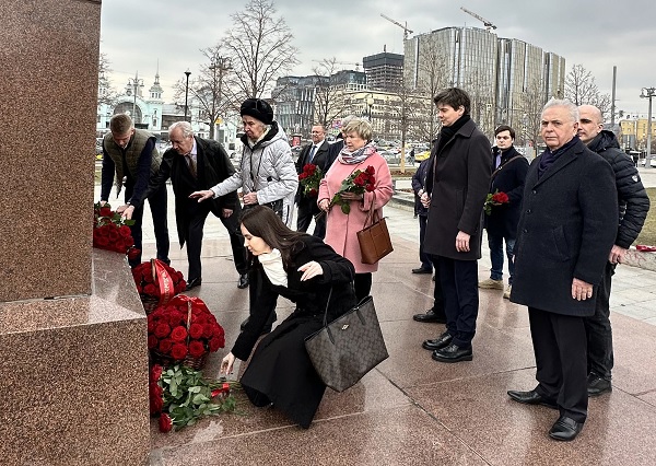 Члены Нижегородского землячества возложили цветы к памятнику Горькому в Москве
