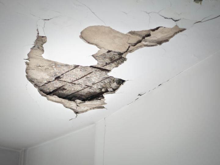 Опасный дом: уголовное дело возбудили из-за рухнувшего потолка на Пискунова