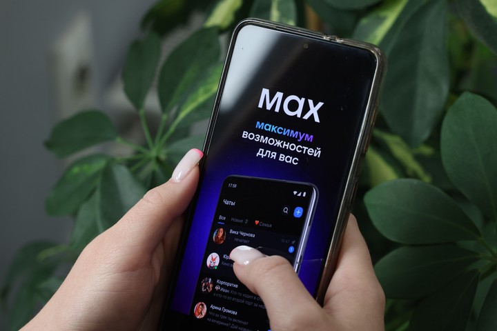 Власти объяснили обязательное общение школ с родителями через MAX