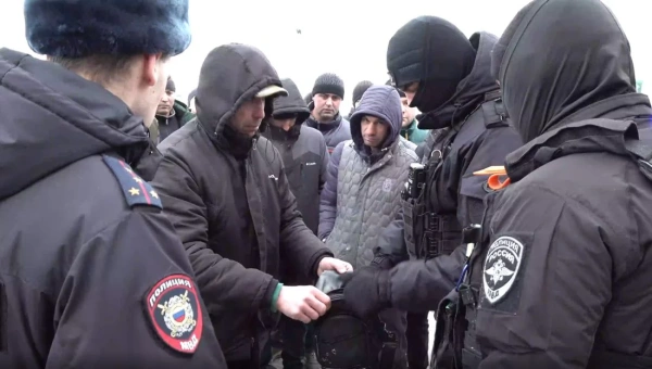 В Нижнем Новгороде 19 мигрантов незаконно жили прямо в цехах предприятия