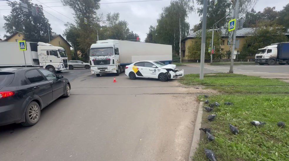 В Автозаводском районе такси столкнулось с фурой, пострадала пассажирка