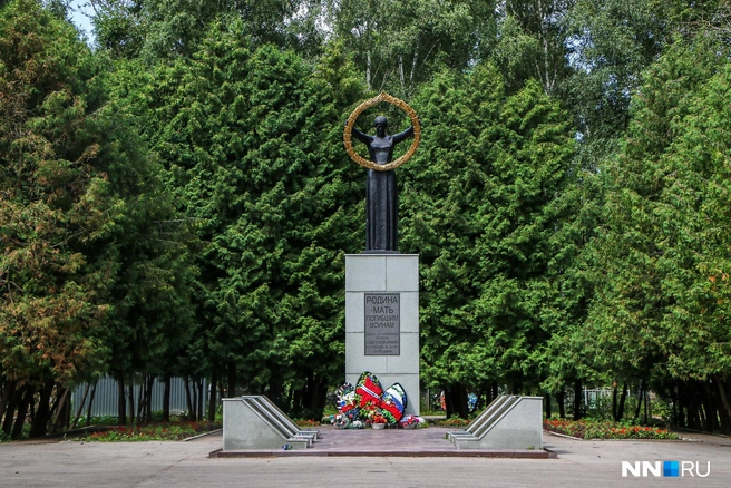 На кладбище «Красная Этна» благоустроили мемориал «Родина-мать»