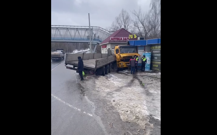 Тормоза отказали у КАМАЗа в нижегородском поселке Окский