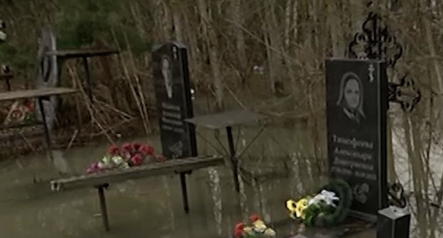 Могилы на Стригинском кладбище в Нижнем Новгороде ушли под воду