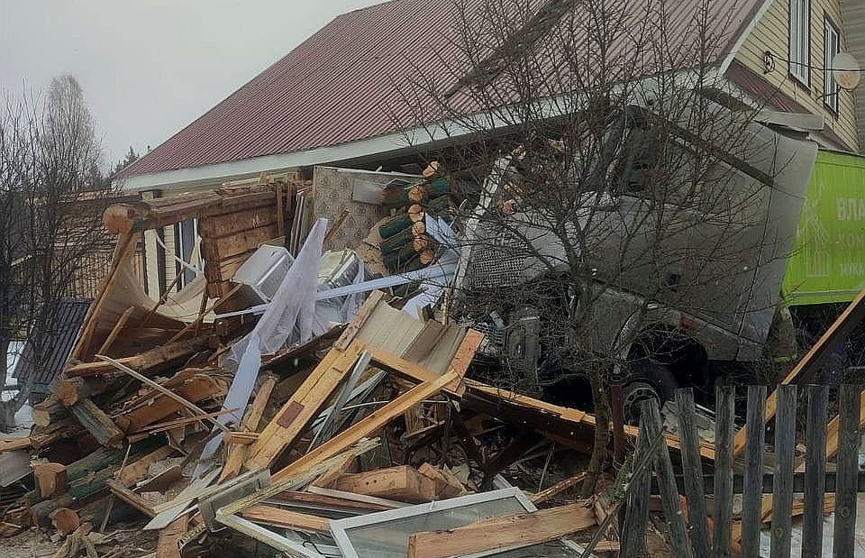 Фура врезалась в жилой дом в Нижегородской области: пострадали трое