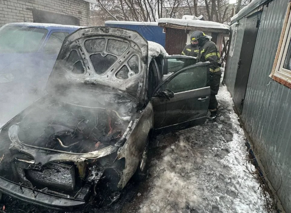 Поджог стал причиной пожара в гаражах на проспекте Героев