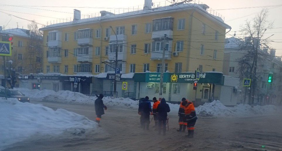 В Дзержинске устраняют аварию на водопроводе на проспекте Циолковского