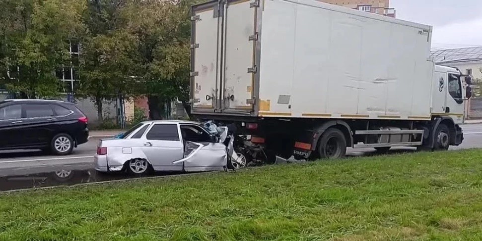 Молодой нижегородец за рулем «десятки» протаранил припаркованный грузовик Volvo