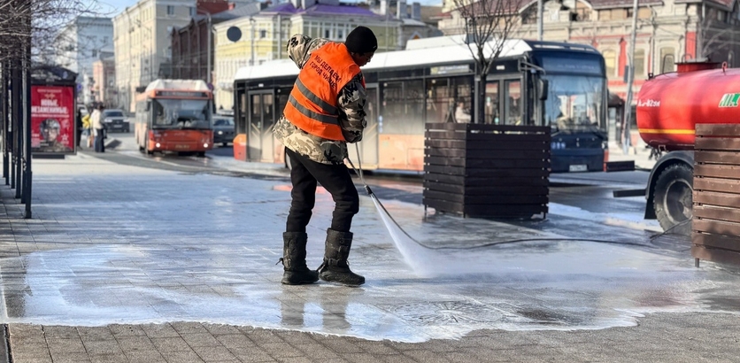 Нижегородцам объяснили, зачем после зимы дороги моют шампунем