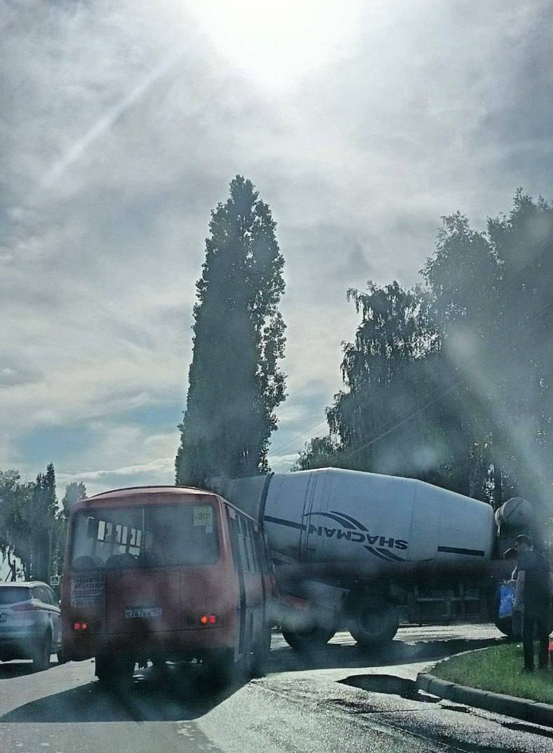 В Нижнем Новгороде бетономешалка столкнулась с маршруткой: трое пострадавших