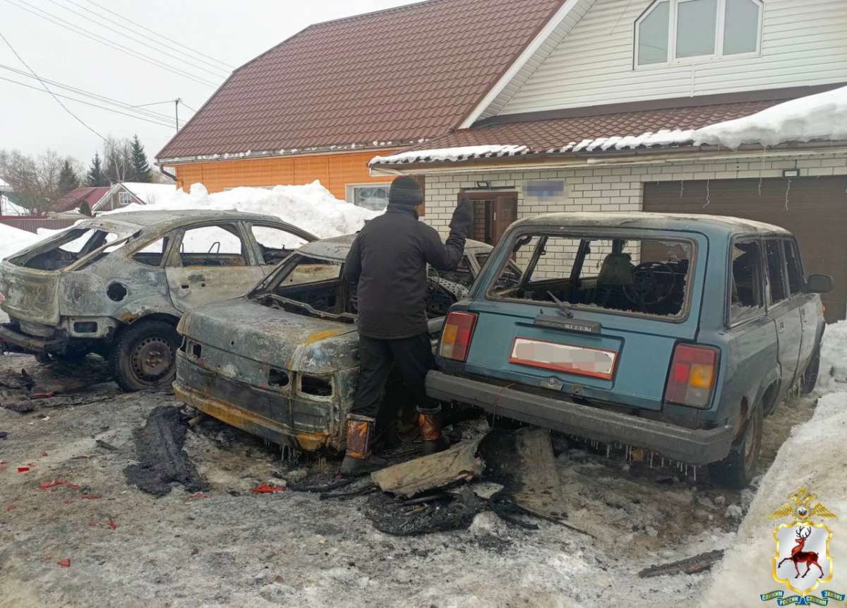 В Нижегородской мужчина сжёг три машины, чтобы защитить честь семьи