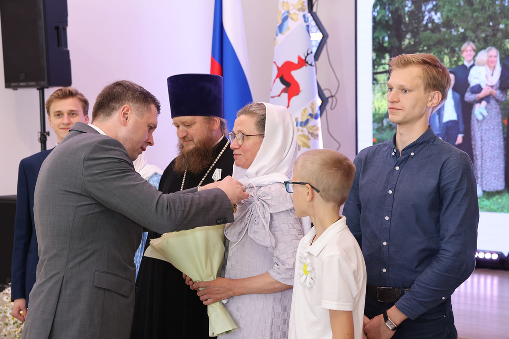 Многодетные семьи из Нижегородской области получили государственные награды