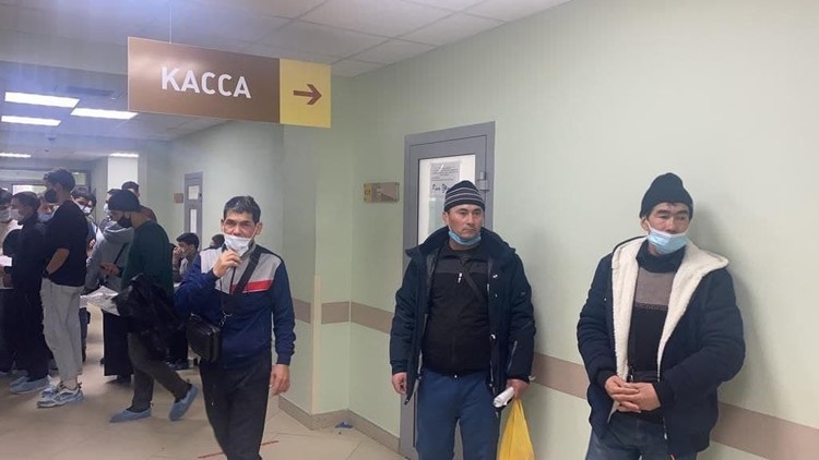 Госдума одобрила ОМС для мигрантов со стажем работы в России от 5 лет