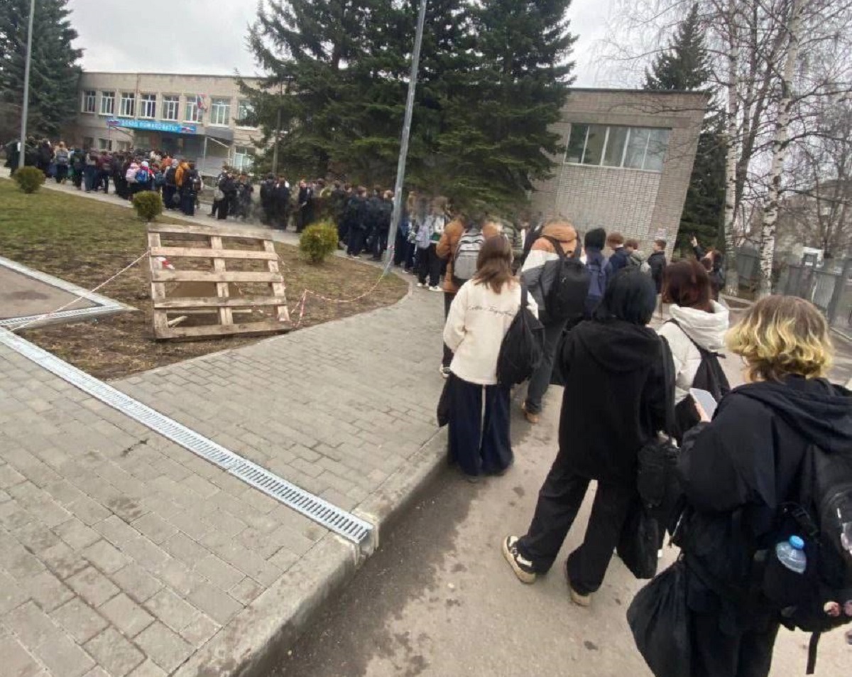 Ученики нижегородской школы №117 ежедневно выстраиваются в очереди на досмотр