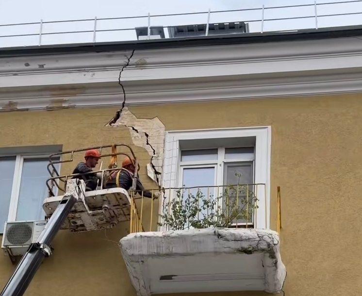 Фундамент дома № 164 на Горького укрепят из-за выявленных трещин