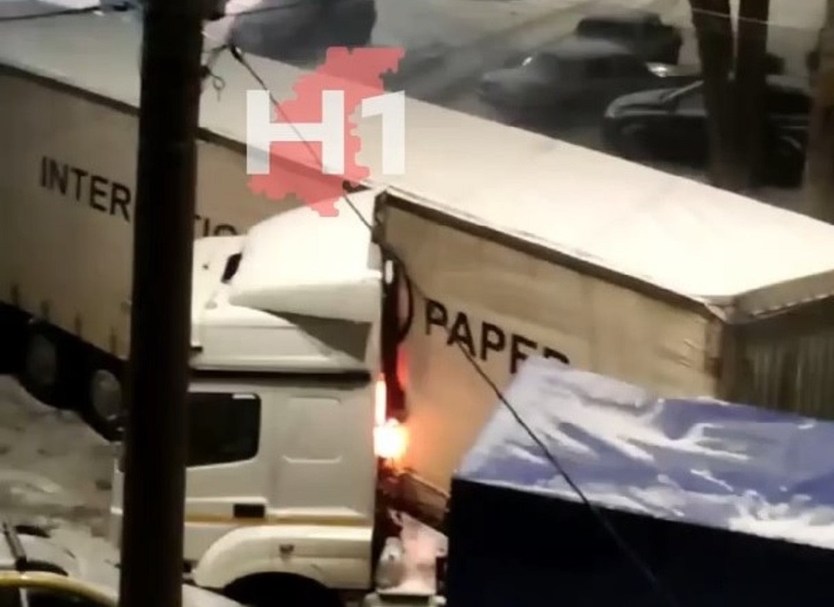 Фура вспыхнула после массового ДТП в Московском районе