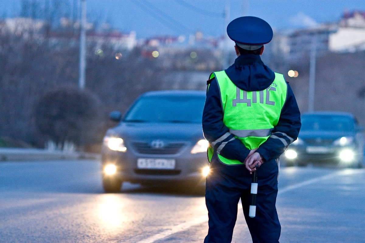 В Нижнем Новгороде водитель BMW врезался в грузовик на улице Рыбакова