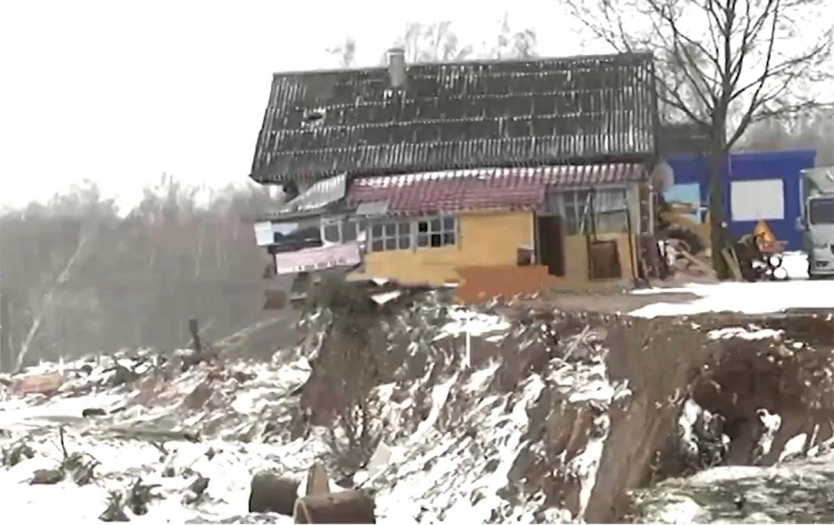 В Нижегородской области ещё один дом рухнул в овраг