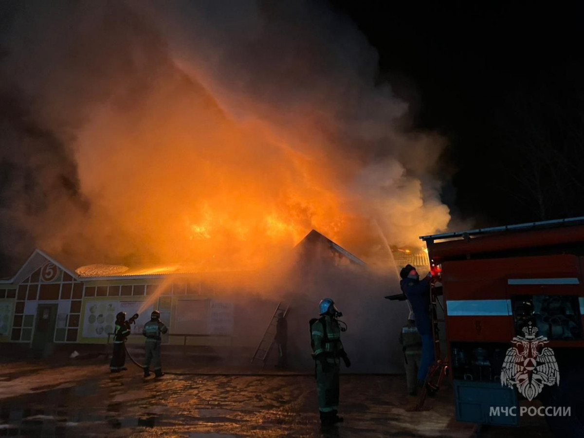 Ночная драма в Починках: пожар охватил магазин в центре села