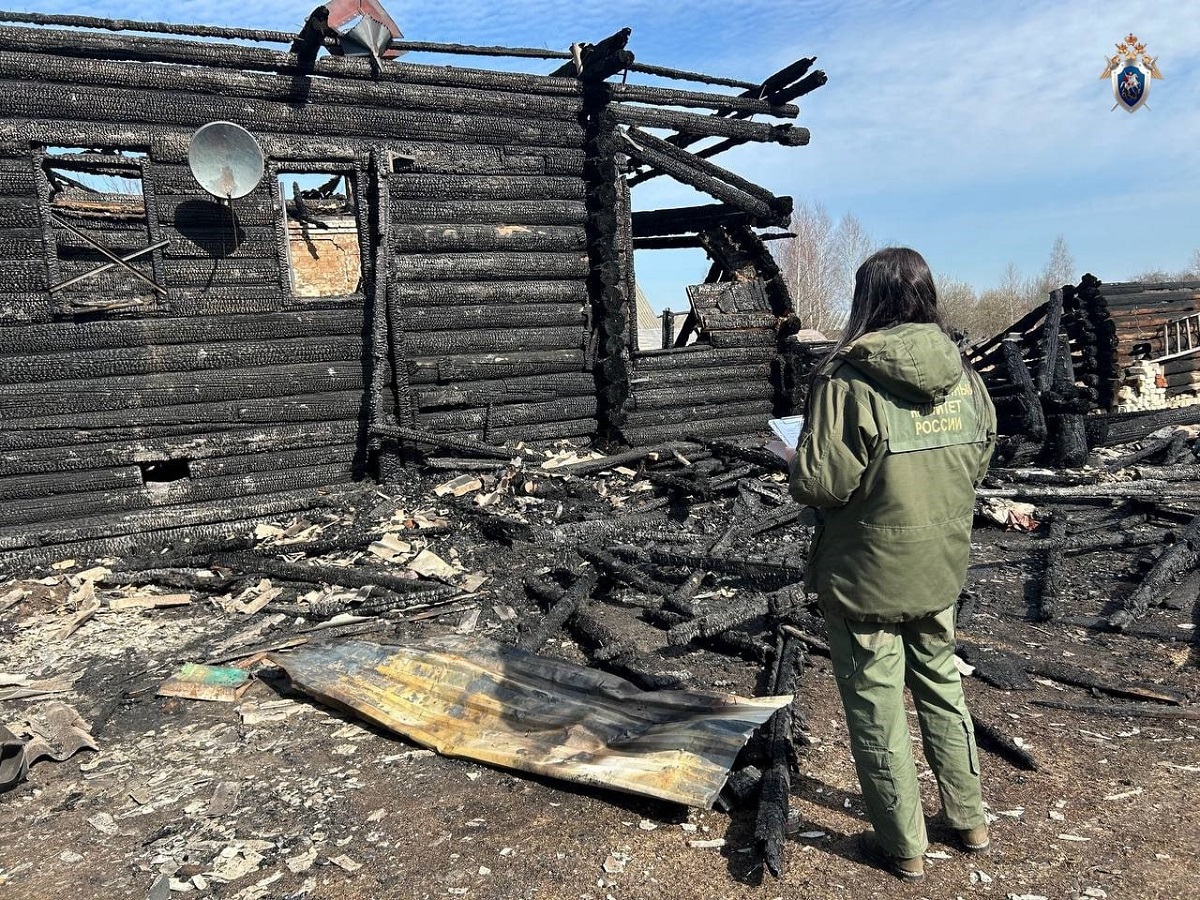 СК завел дело после гибели 3 человек на пожаре в Ковернинском округе