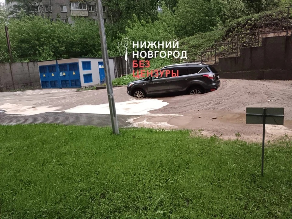 Селевой поток сошел на легковушку в Нижнем Новгороде из-за дождей