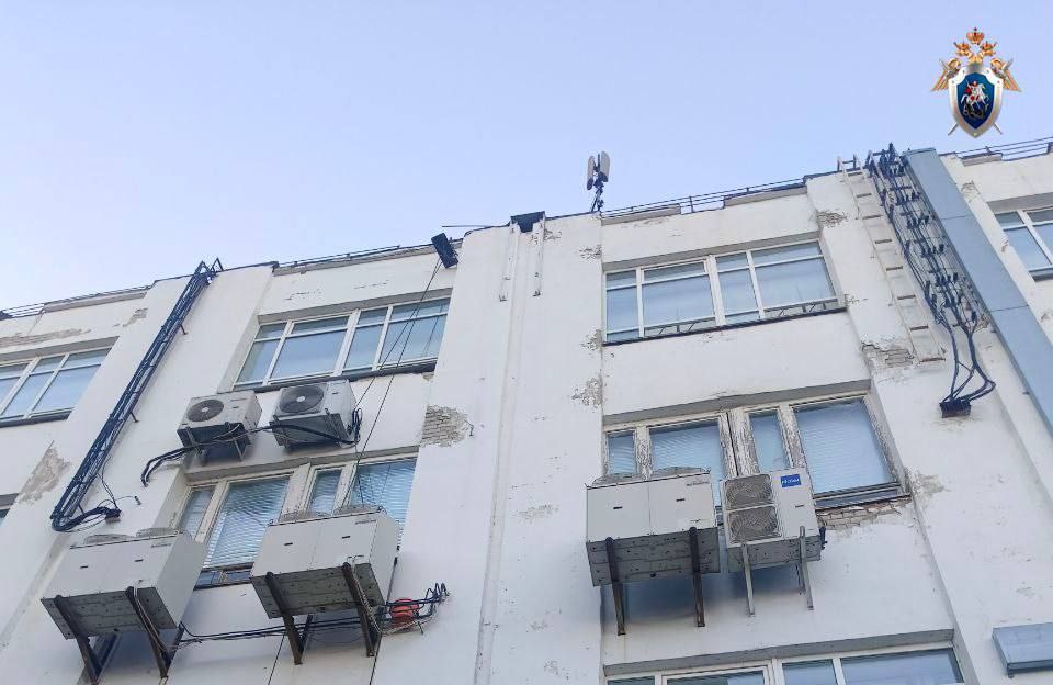 В Нижнем Новгороде рабочий погиб при падении с крыши на улице Жукова