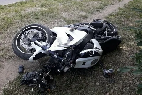 В Володарском районе двое детей попали в аварию на мотоцикле: один погиб