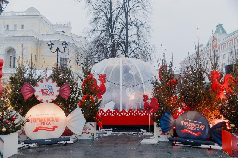 На площади Театральной открылась главная локация фестиваля «Горьковская елка»