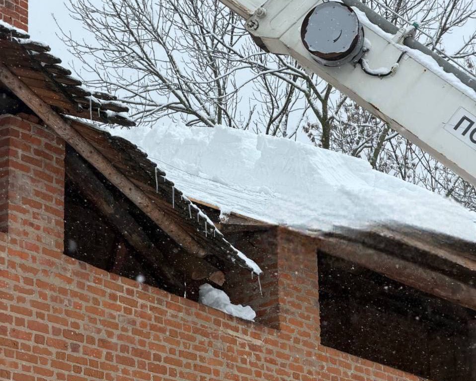 Кровля стены Нижегородского кремля обрушилась из-за снега