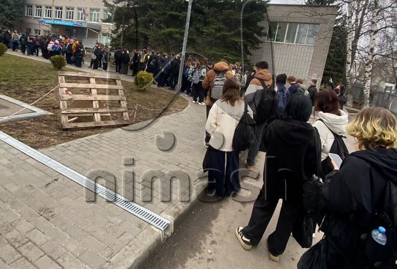 Школьники стоят в огромных очередях на входе в нижегородскую школу №117