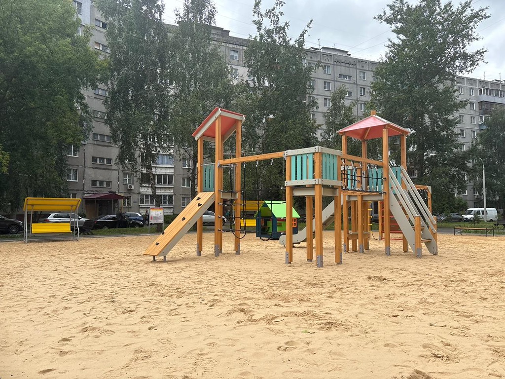 В Канавинском районе обустроили новую детскую площадку и тротуар у школы №168