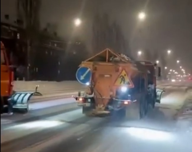 Дорожники всю ночь убирали Нижний Новгород от мокрого снега