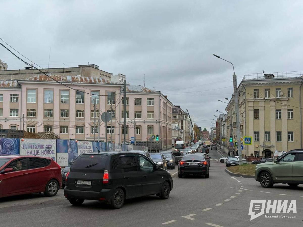 Брошенный автомобиль вызвал пробку на площади Свободы в Нижнем Новгороде