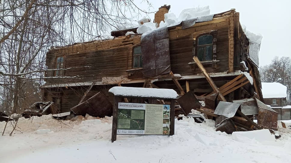 Кровля усадьбы Левашевых в Нижегородской области рухнула из-за снега