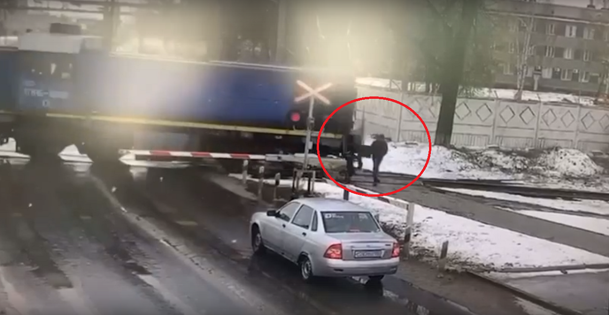 Опубликовано видео наезда поезда на пешехода в Выксе