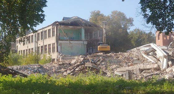 В Автозаводском районе Нижнего Новгорода сносят здание бывшей школы