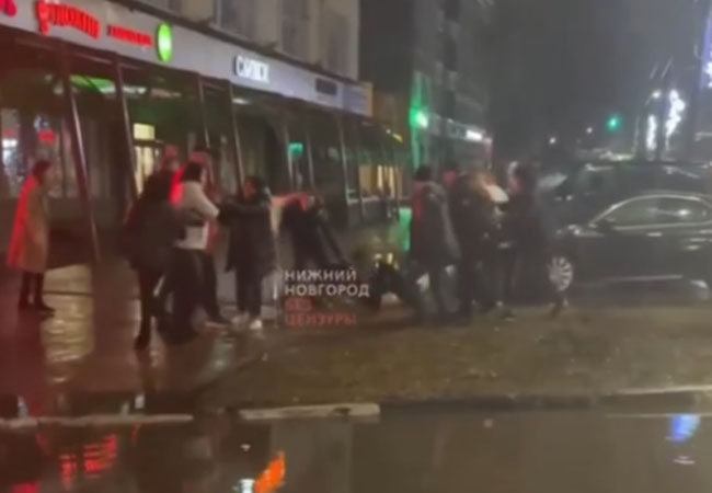 Массовая драка в центре Сормова попала на видео
