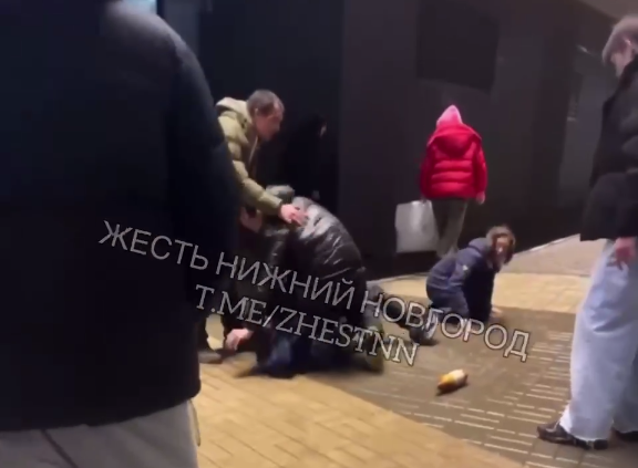 Ролик с избивающими людей у ТЦ «Небо» подростками распространяется в Сети